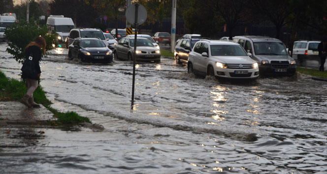 Ankara’da sağanak etkili oldu, yollar sular altında kaldı, sürücüler mahsur kaldı