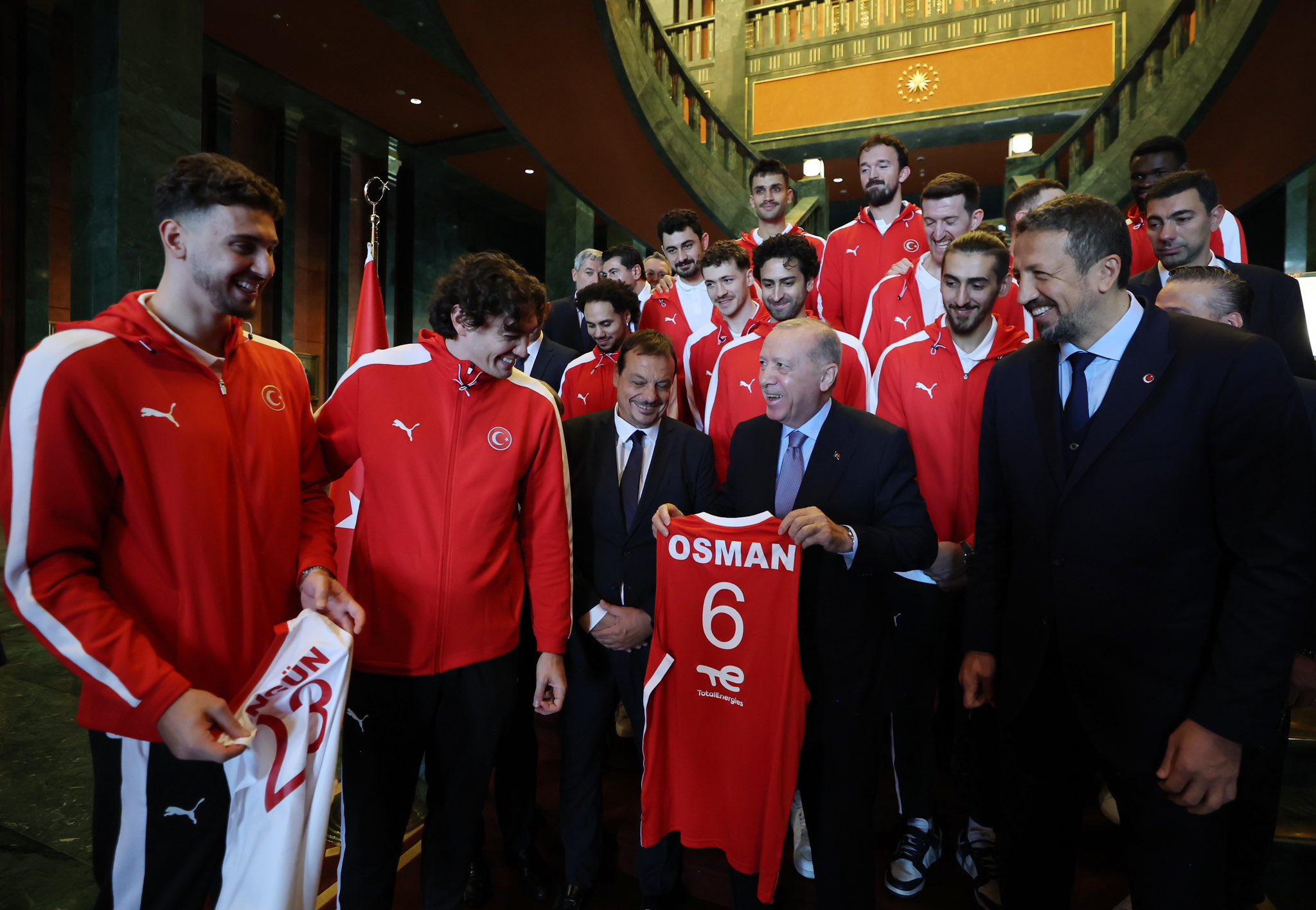 Cumhurbaşkanı Erdoğan, Avrupa İkincisi Millî Basketbol Takımı’nı Kabul Etti