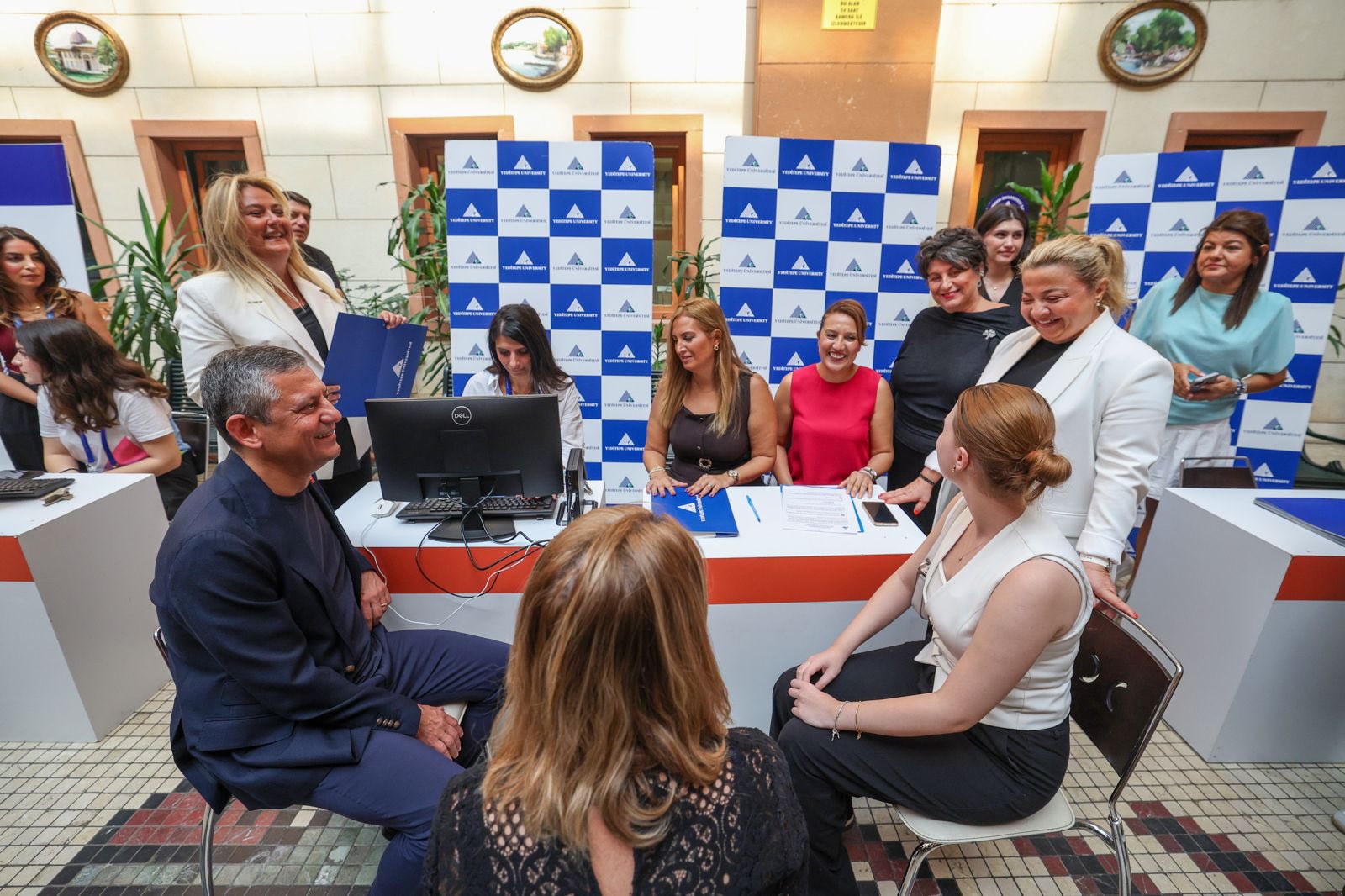 CHP Genel Başkanı Özgür Özel, Nehir Zeyrek’in Üniversite Kayıt Heyecanına Ortak Oldu