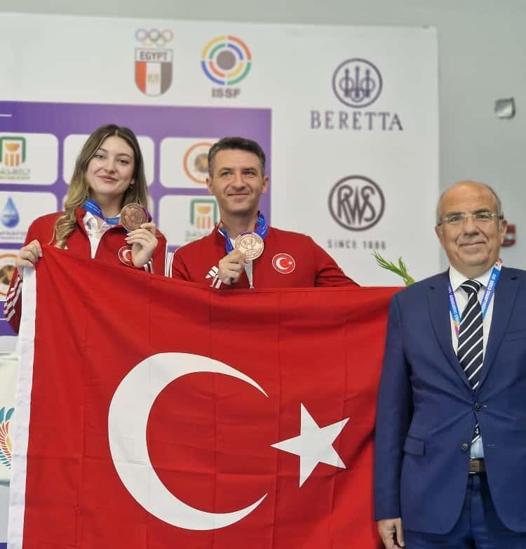 Havalı Tüfek Karışık Takımda Tarihi Madalya!