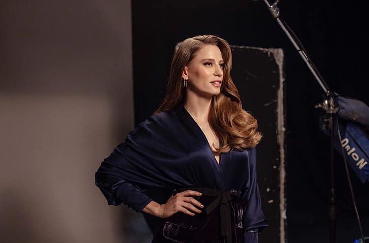 Serenay Sarıkaya’nın taktığı gözlük fiyatı herkesi şaşırttı