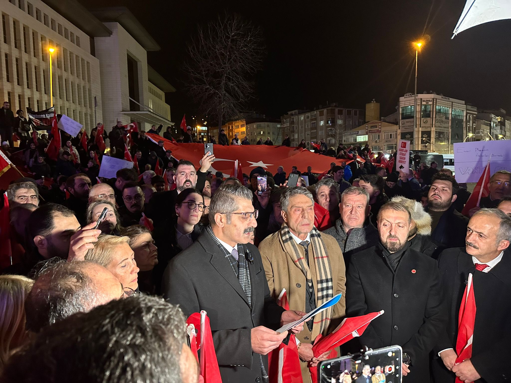 İYİ Parti, Türk Bayrağına Saygısızlığa Karşı Yürüdü