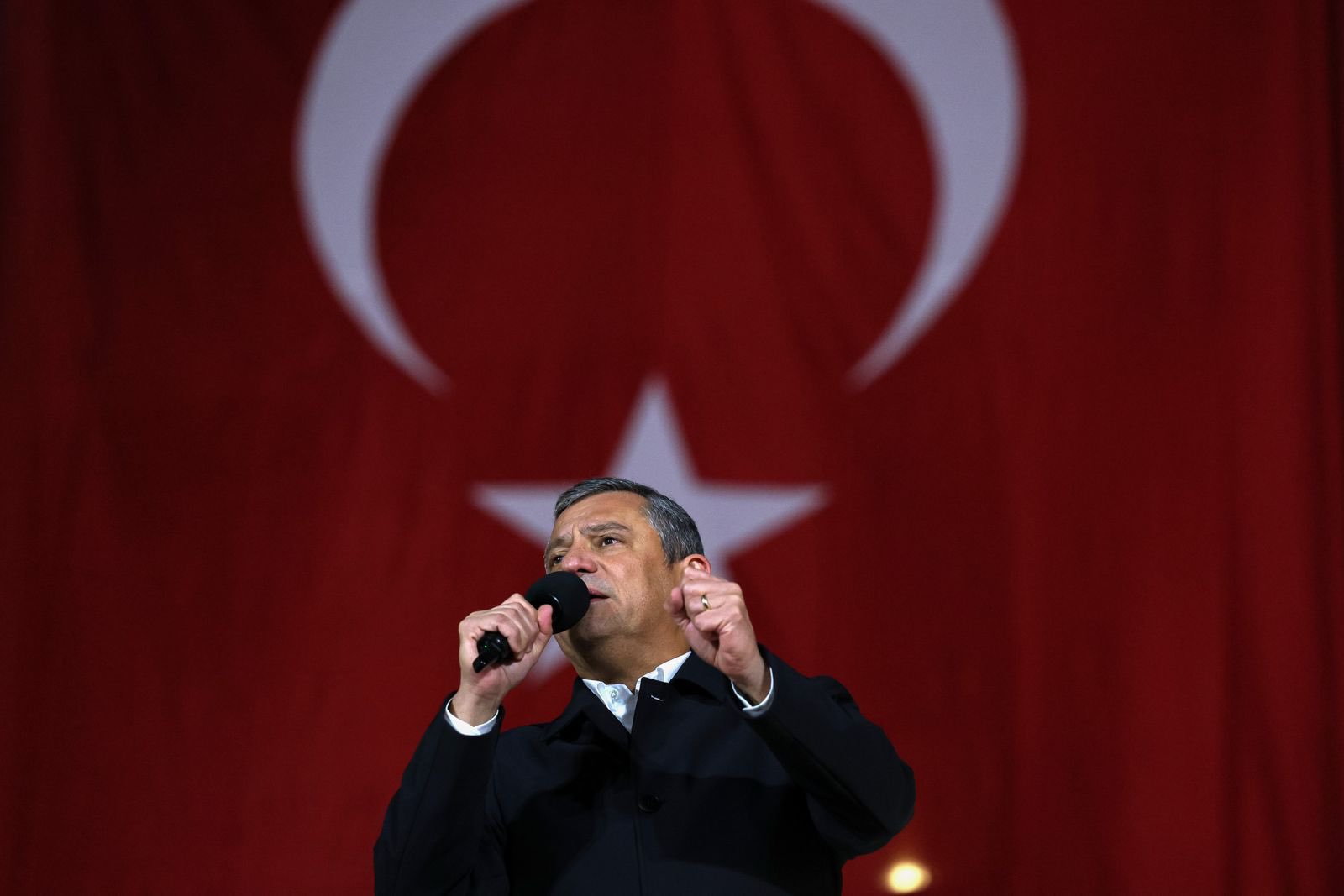 Özgür Özel’den Sert Mesaj: “Buradan Çıkmayacağız”