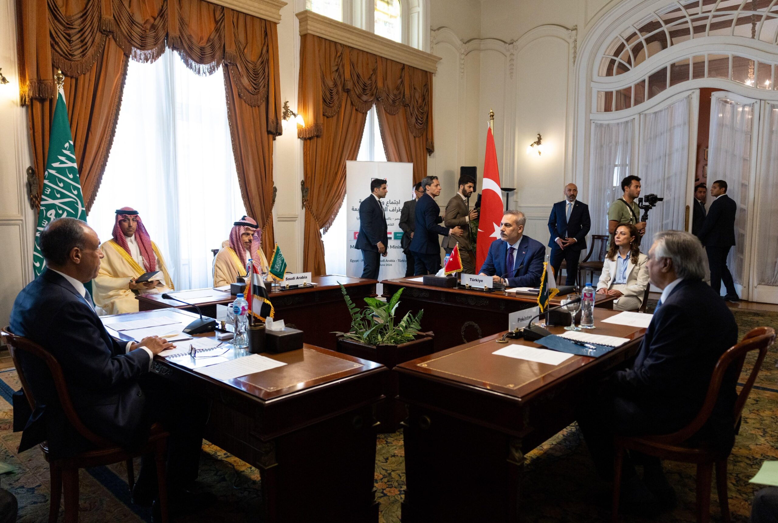 Kahire’de Kritik Zirve! Hakan Fidan, Sisi ile Bir Araya Geldi